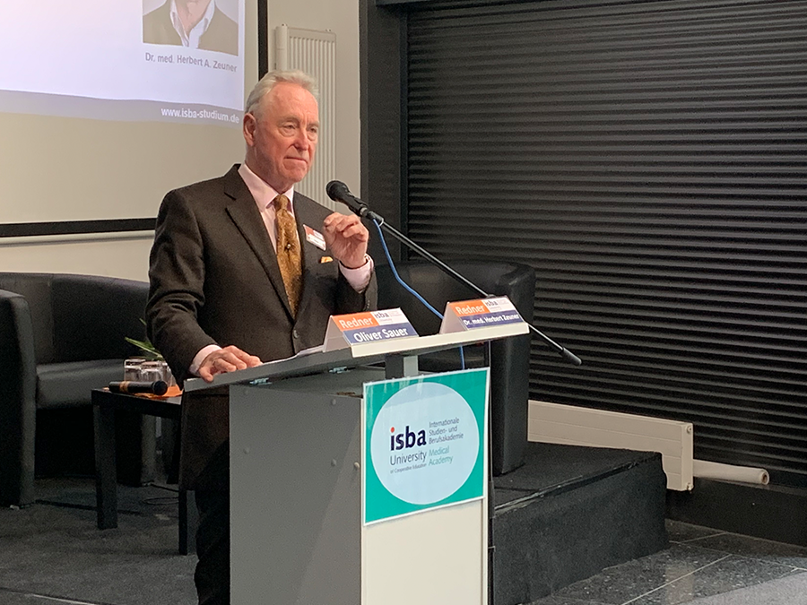 Dr. med. Herbert Zeuner beim Implusvortrag zum Physician Assistant