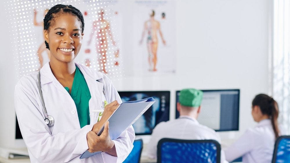 Physician Assistant mit Stethoskop und Ordner im Ärztezimmer